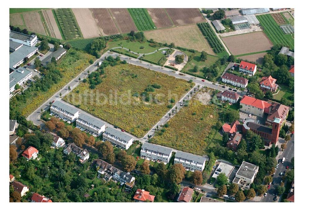 Berlin - Dahlem aus der Vogelperspektive: Blick auf das Wohnbaugelände an der Königin-Luise Straße in 14159 Berlin-Dahlem