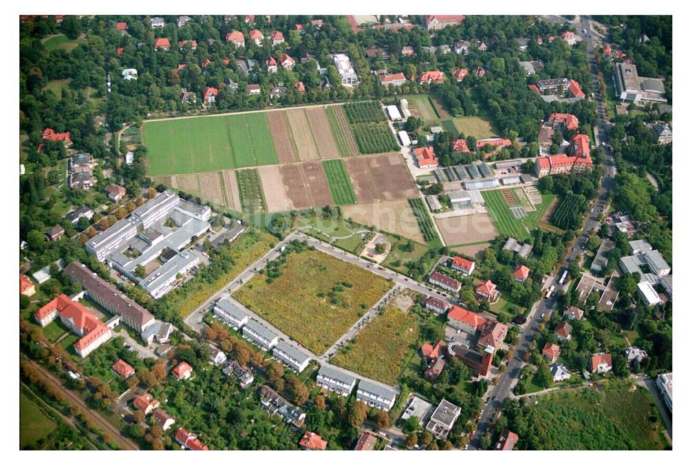 Berlin - Dahlem aus der Vogelperspektive: Blick auf das Wohnbaugelände an der Königin-Luise Straße in 14159 Berlin-Dahlem