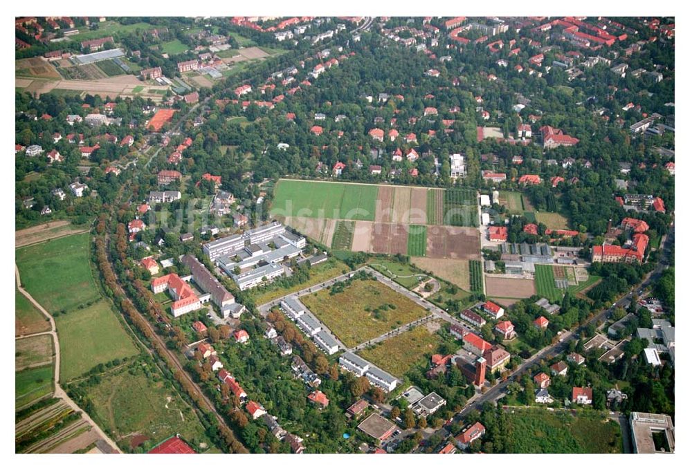 Berlin - Dahlem aus der Vogelperspektive: Blick auf das Wohnbaugelände an der Königin-Luise Straße in 14159 Berlin-Dahlem