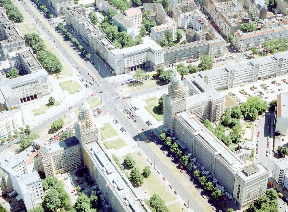 Berlin - Friedrichshain aus der Vogelperspektive: Blick auf den Wohnbereich am Frankfurter Tor / Karl-Marx-Allee mit den beiden in Rekonstruktion befindlichen Wohnhaustürmen des Architekten Henselmann