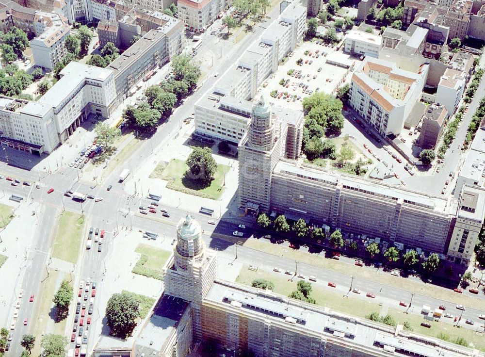 Luftbild Berlin - Friedrichshain - Blick auf den Wohnbereich am Frankfurter Tor / Karl-Marx-Allee mit den beiden in Rekonstruktion befindlichen Wohnhaustürmen des Architekten Henselmann