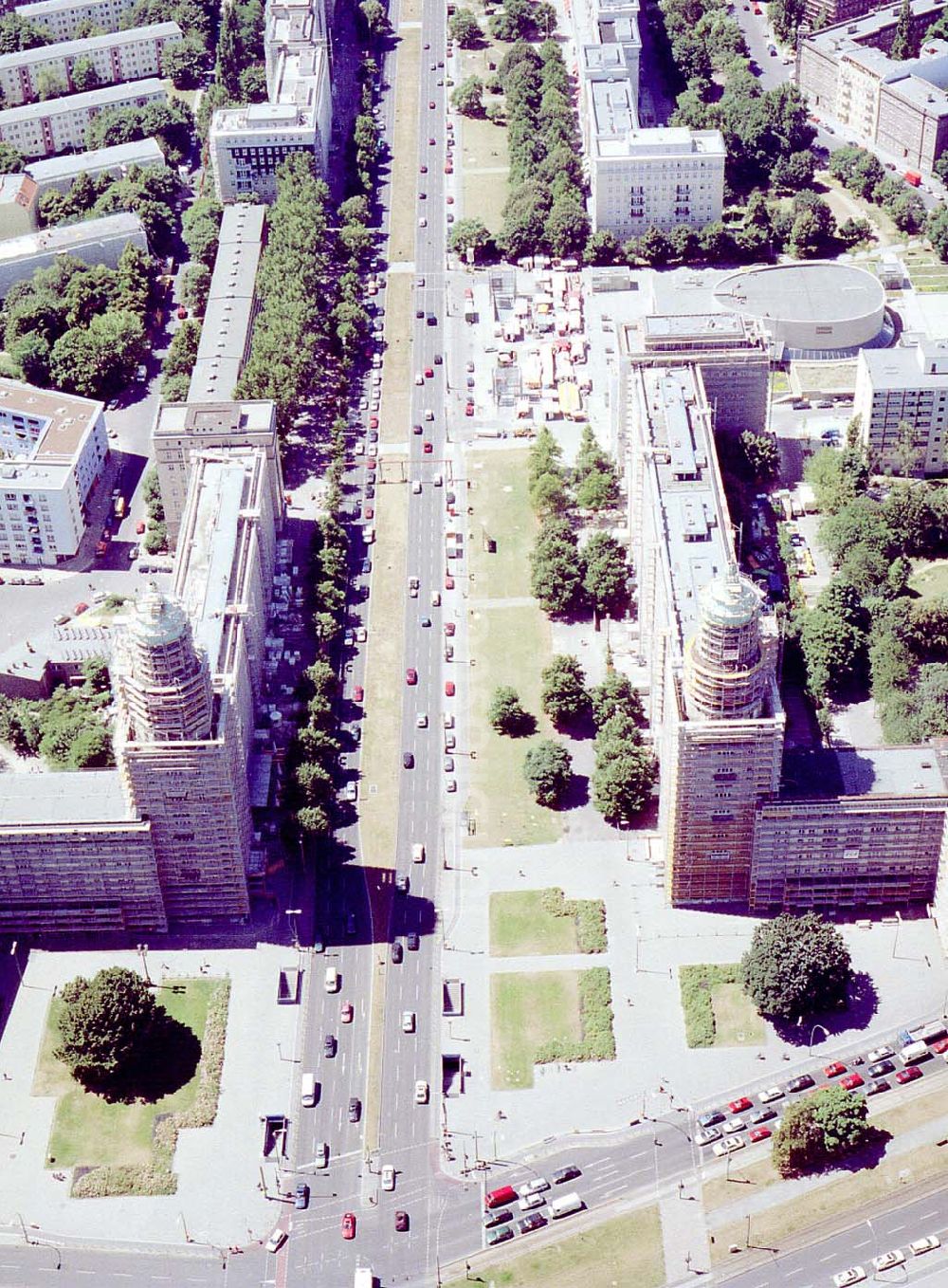 Luftaufnahme Berlin - Friedrichshain - Blick auf den Wohnbereich am Frankfurter Tor / Karl-Marx-Allee mit den beiden in Rekonstruktion befindlichen Wohnhaustürmen des Architekten Henselmann