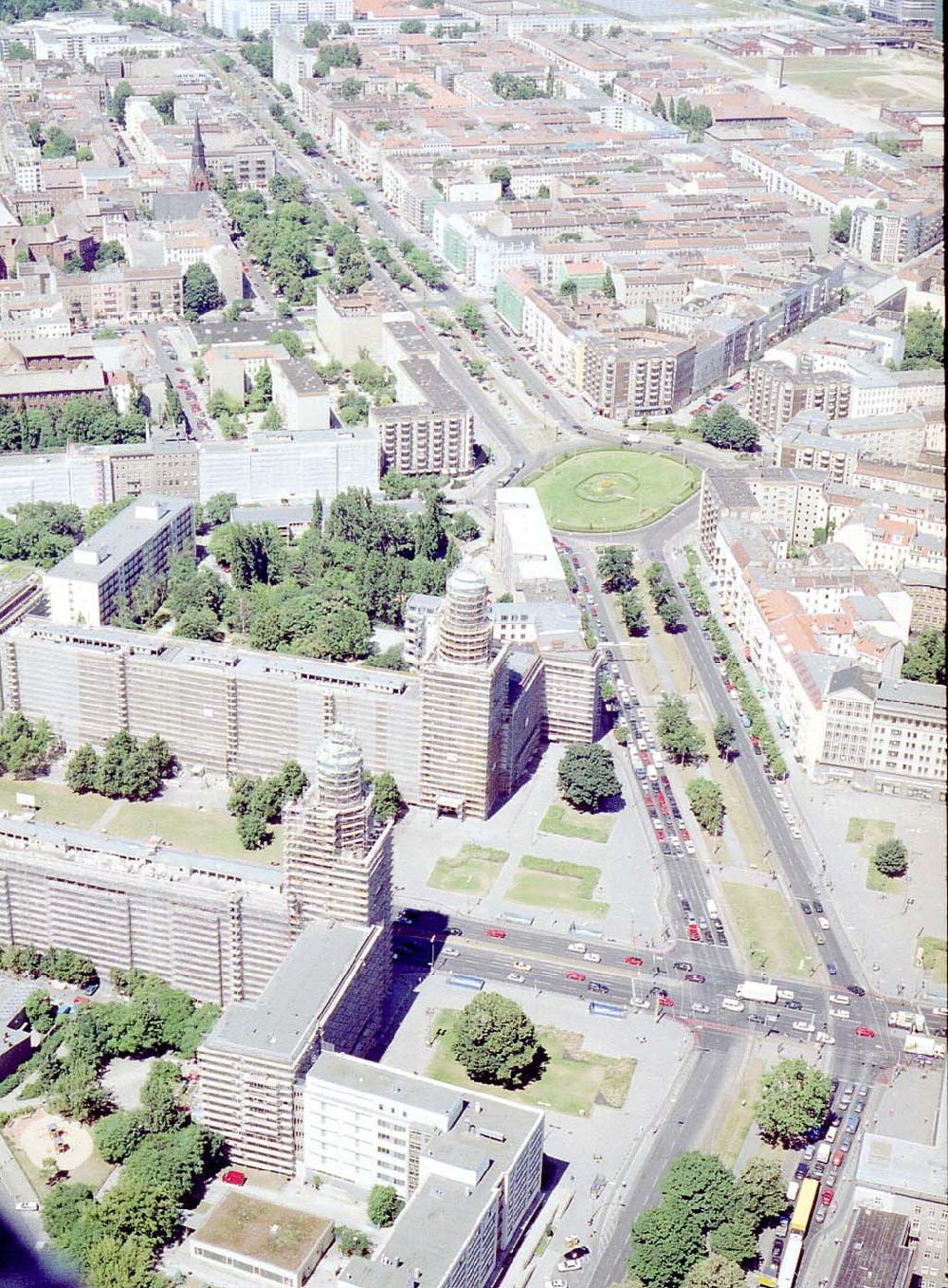 Berlin - Friedrichshain von oben - Blick auf den Wohnbereich am Frankfurter Tor / Karl-Marx-Allee mit den beiden in Rekonstruktion befindlichen Wohnhaustürmen des Architekten Henselmann