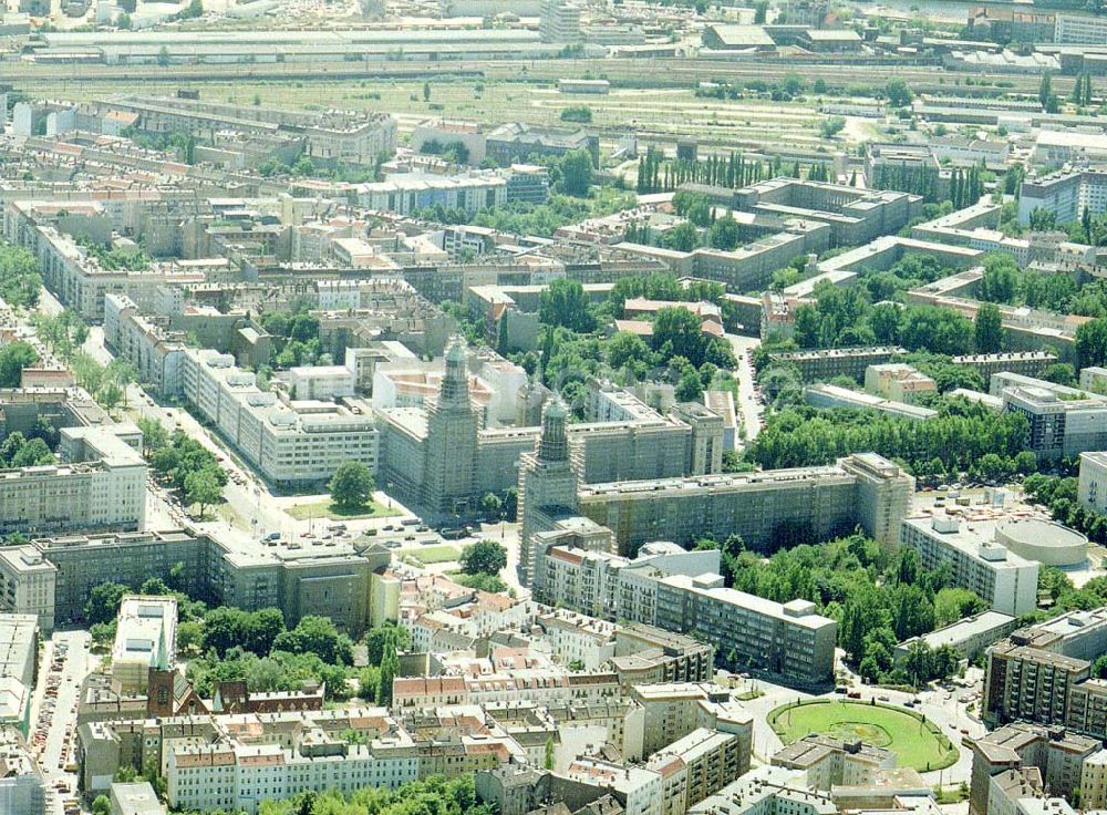 Luftbild Berlin - Friedrichshain - Blick auf den Wohnbereich am Frankfurter Tor / Karl-Marx-Allee mit den beiden in Rekonstruktion befindlichen Wohnhaustürmen des Architekten Henselmann