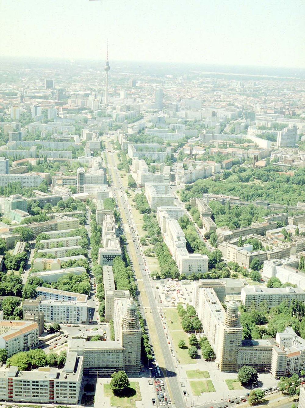 Berlin - Friedrichshain von oben - Blick auf den Wohnbereich am Frankfurter Tor / Karl-Marx-Allee mit den beiden in Rekonstruktion befindlichen Wohnhaustürmen des Architekten Henselmann