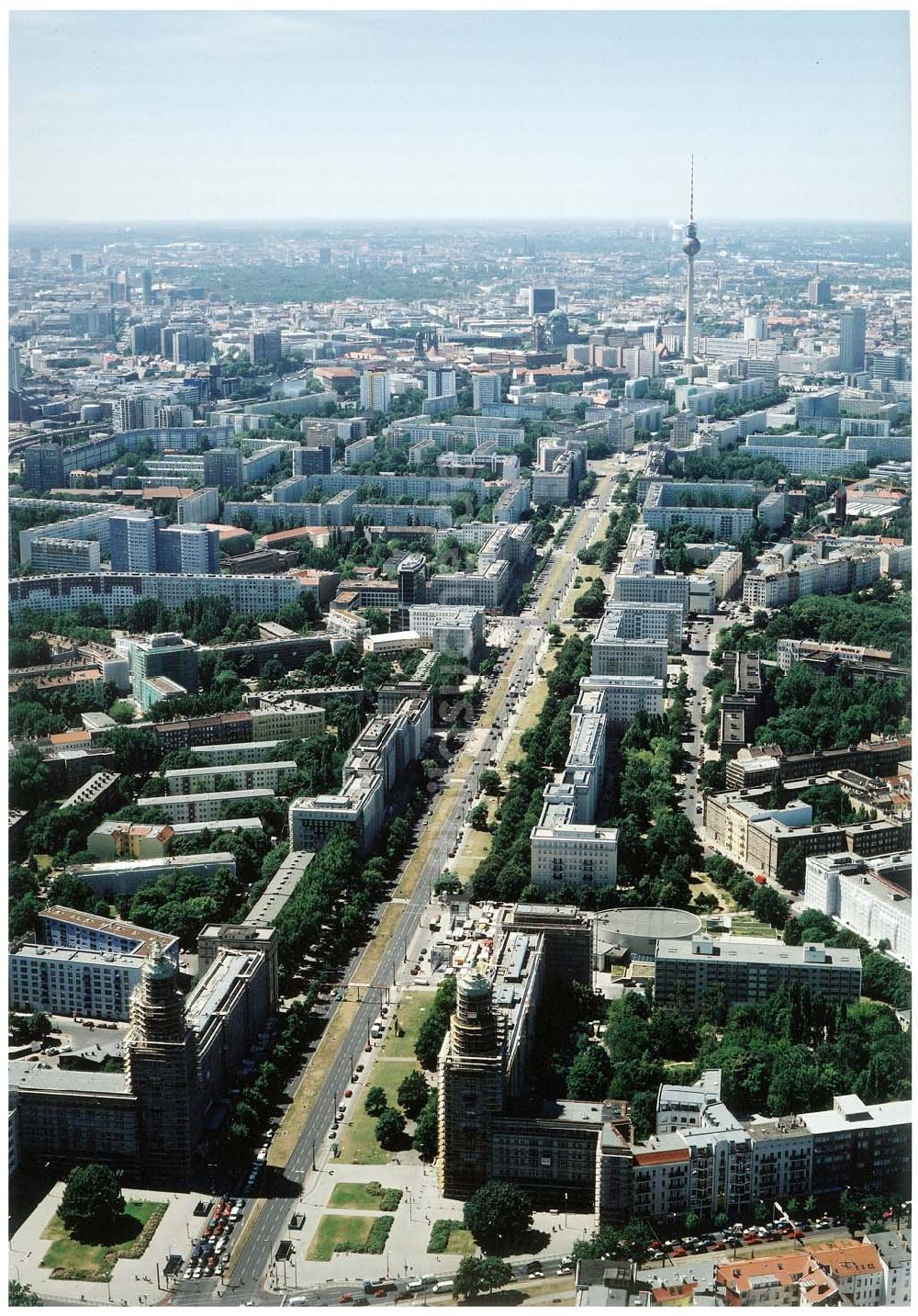 Berlin - Friedrichshain aus der Vogelperspektive: Blick auf den Wohnbereich am Frankfurter Tor / Karl-Marx-Allee mit den beiden in Rekonstruktion befindlichen Wohnhaustürmen des Architekten Henselmann