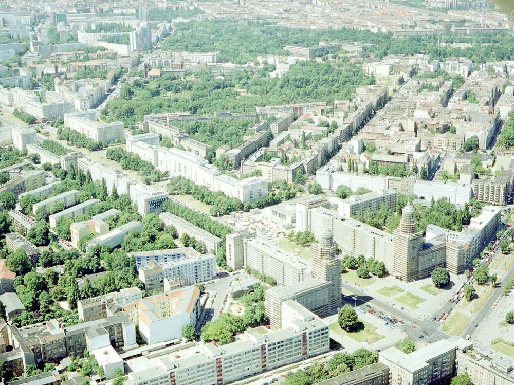 Luftbild Berlin - Friedrichshain - Blick auf den Wohnbereich am Frankfurter Tor / Karl-Marx-Allee mit den beiden in Rekonstruktion befindlichen Wohnhaustürmen des Architekten Henselmann