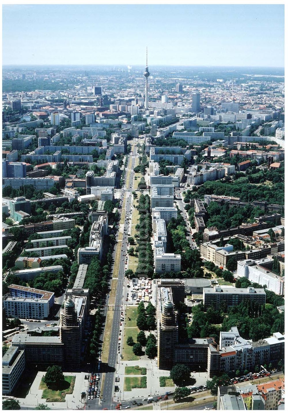 Berlin - Friedrichshain von oben - Blick auf den Wohnbereich am Frankfurter Tor / Karl-Marx-Allee mit den beiden in Rekonstruktion befindlichen Wohnhaustürmen des Architekten Henselmann