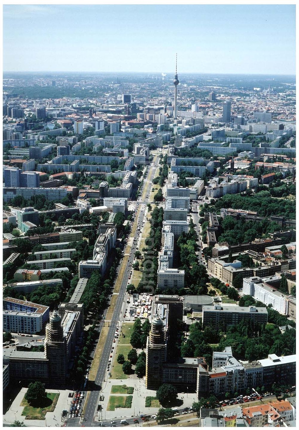 Berlin - Friedrichshain aus der Vogelperspektive: Blick auf den Wohnbereich am Frankfurter Tor / Karl-Marx-Allee mit den beiden in Rekonstruktion befindlichen Wohnhaustürmen des Architekten Henselmann