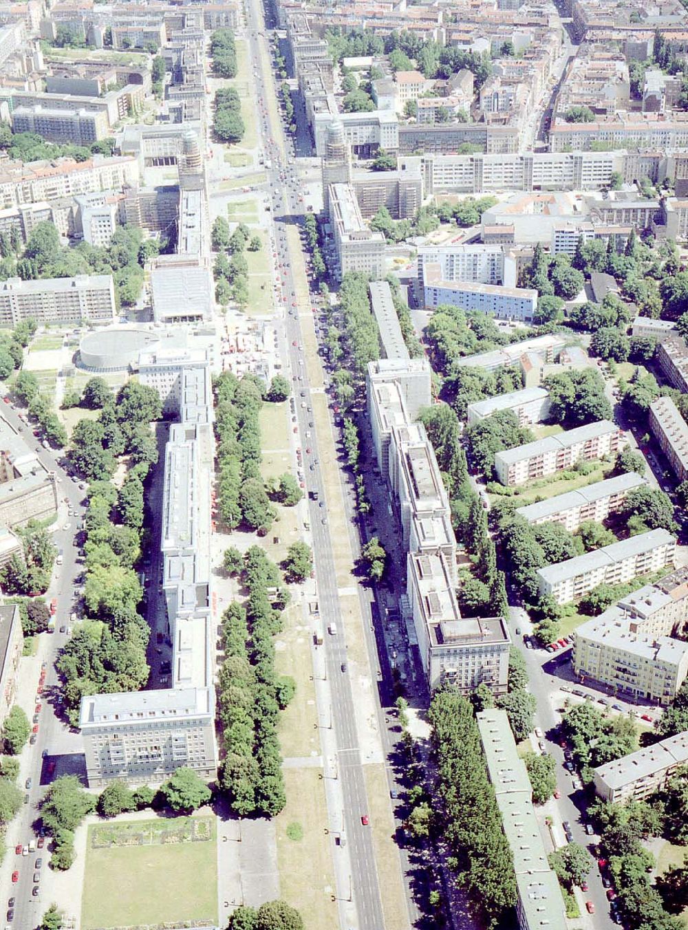 Luftbild Berlin - Friedrichshain - Blick auf den Wohnbereich am Frankfurter Tor / Karl-Marx-Allee mit den beiden in Rekonstruktion befindlichen Wohnhaustürmen des Architekten Henselmann