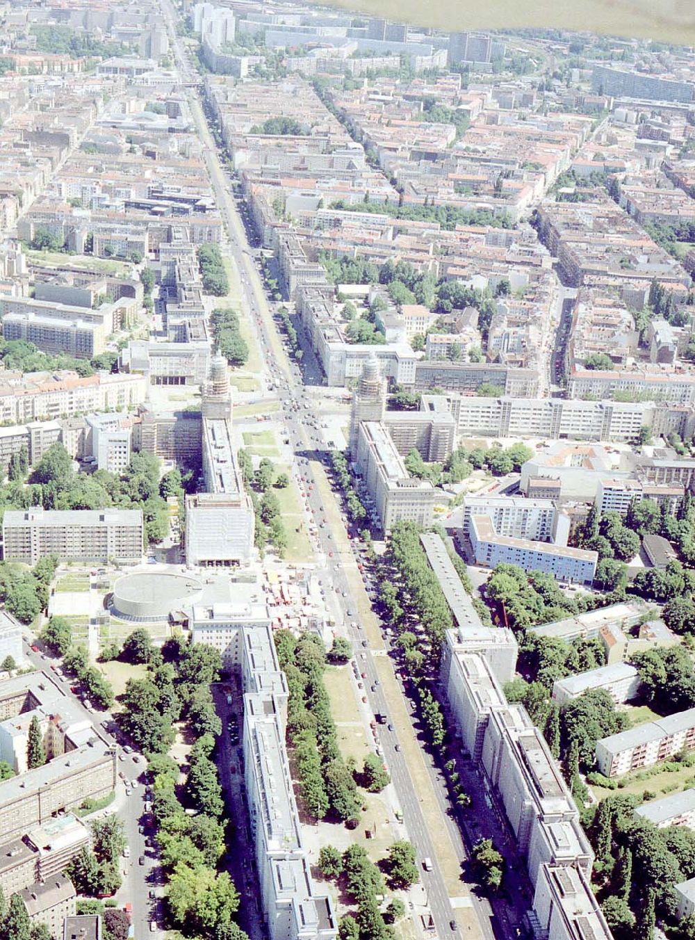 Luftaufnahme Berlin - Friedrichshain - Blick auf den Wohnbereich am Frankfurter Tor / Karl-Marx-Allee mit den beiden in Rekonstruktion befindlichen Wohnhaustürmen des Architekten Henselmann