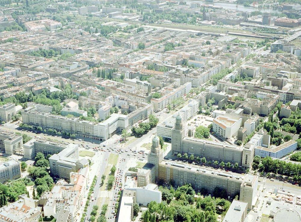 Berlin - Friedrichshain von oben - Blick auf den Wohnbereich am Frankfurter Tor / Karl-Marx-Allee mit den beiden in Rekonstruktion befindlichen Wohnhaustürmen des Architekten Henselmann