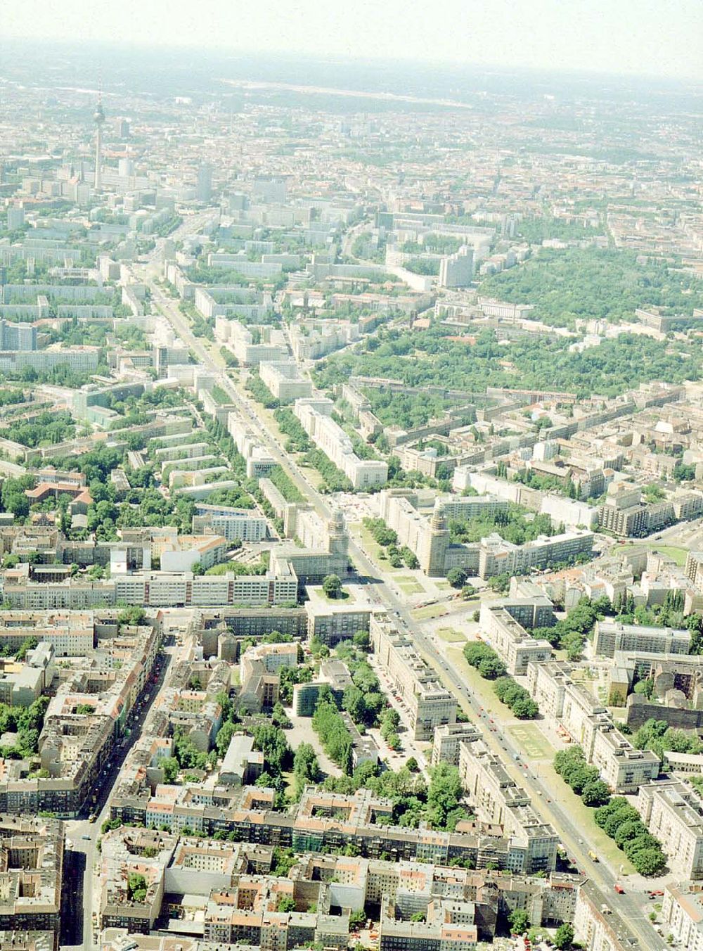 Luftbild Berlin - Friedrichshain - Blick auf den Wohnbereich am Frankfurter Tor / Karl-Marx-Allee mit den beiden in Rekonstruktion befindlichen Wohnhaustürmen des Architekten Henselmann