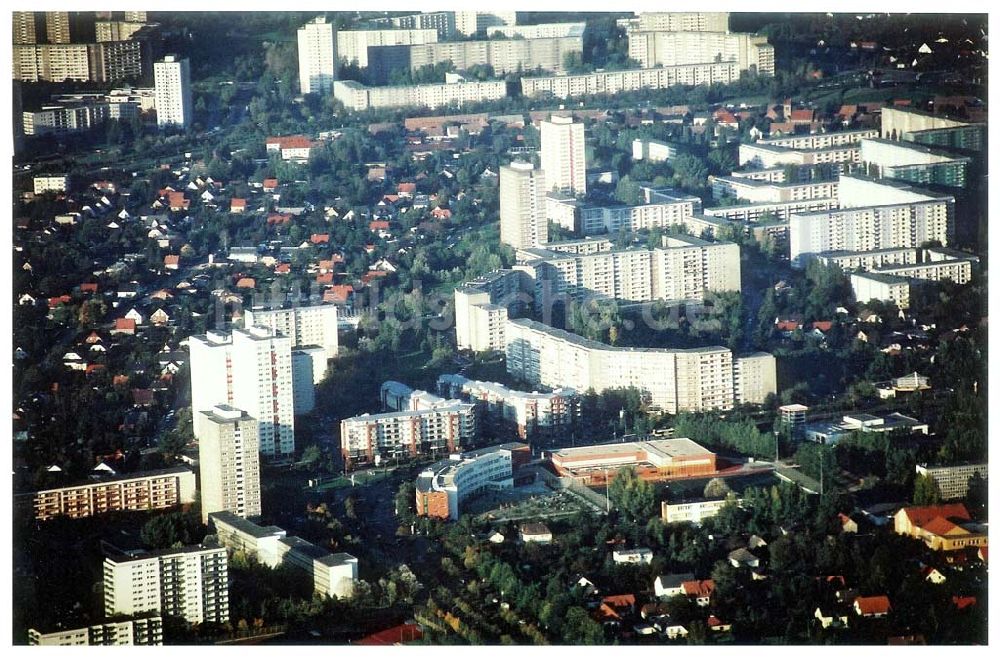 Berlin - Marzahn aus der Vogelperspektive: Blick auf das Wohngebiet am Dorf Marzahn.