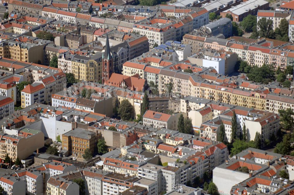 Berlin aus der Vogelperspektive: Blick auf ein Wohngebiet mit einer Kirche in Berlin-Friedrichshain