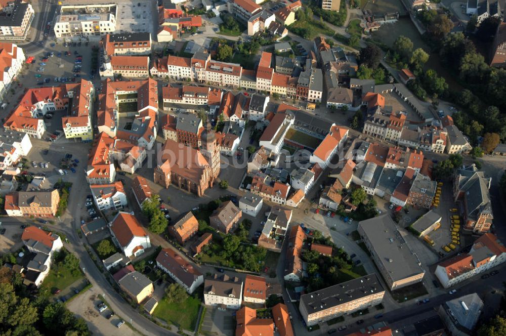 SPREMBERG aus der Vogelperspektive: Blick auf das Wohngebiet an der Langen Straße und Am Kirchplatz mit der Kreuzkirche Spremberg