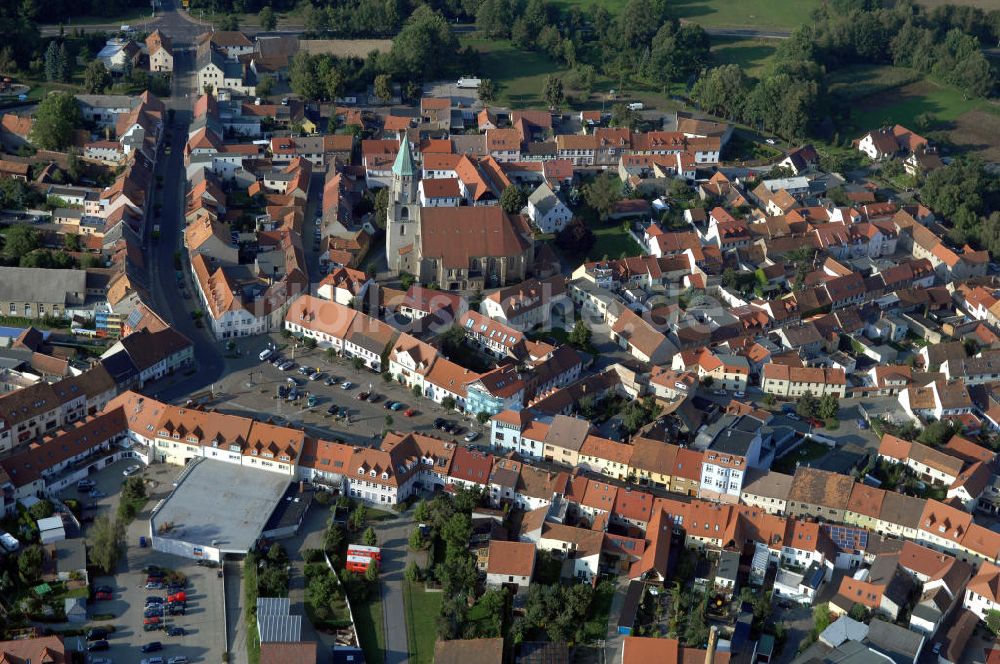 SPREMBERG aus der Vogelperspektive: Blick auf das Wohngebiet an der Langen Straße mit der Kreuzkirche Spremberg