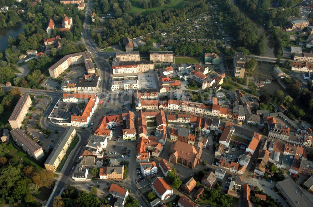 SPREMBERG von oben - Blick auf das Wohngebiet an der Langen Straße und Am Markt mit der Kreuzkirche Spremberg