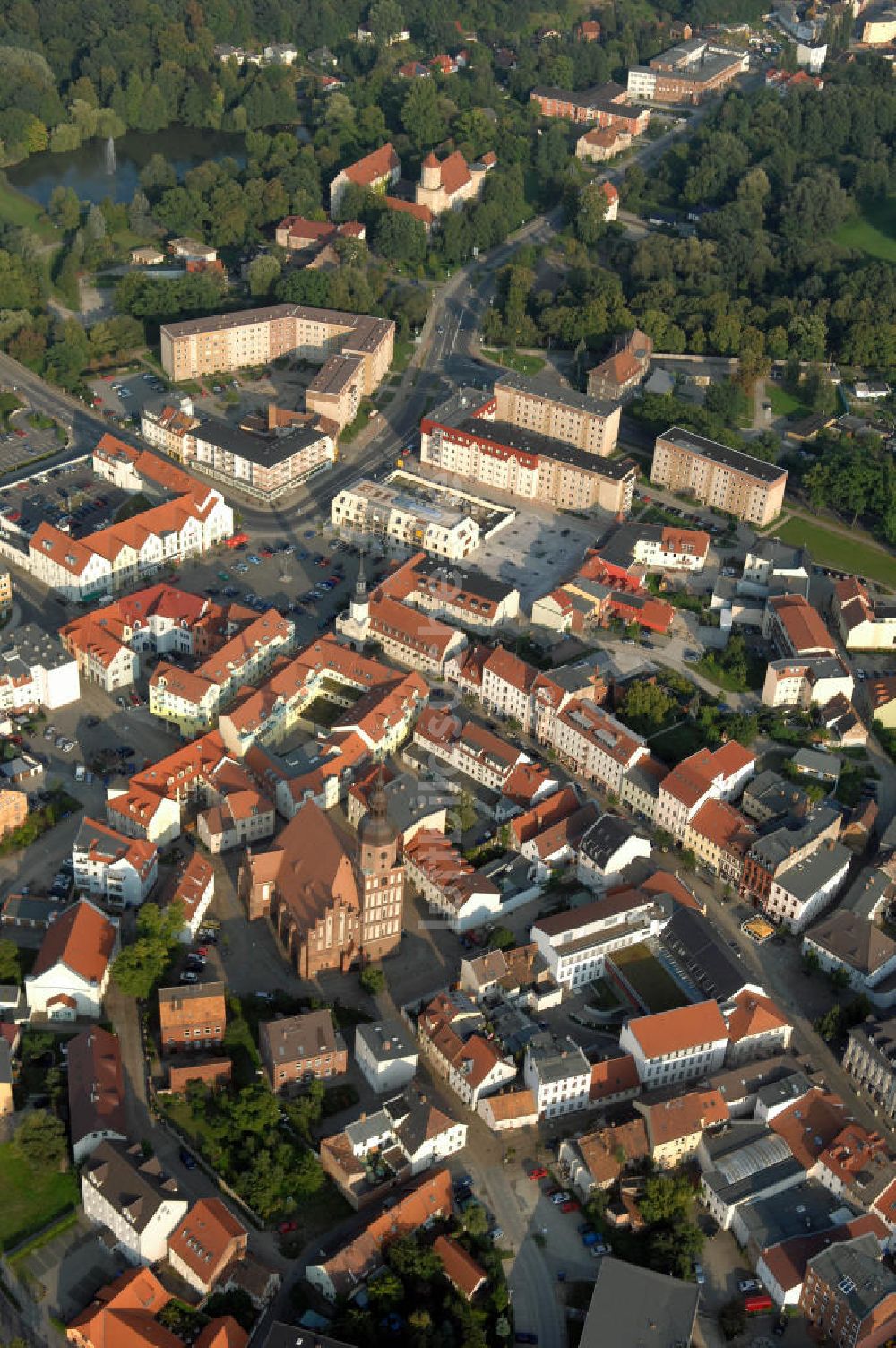 Luftbild SPREMBERG - Blick auf das Wohngebiet an der Langen Straße und Am Markt mit der Kreuzkirche Spremberg