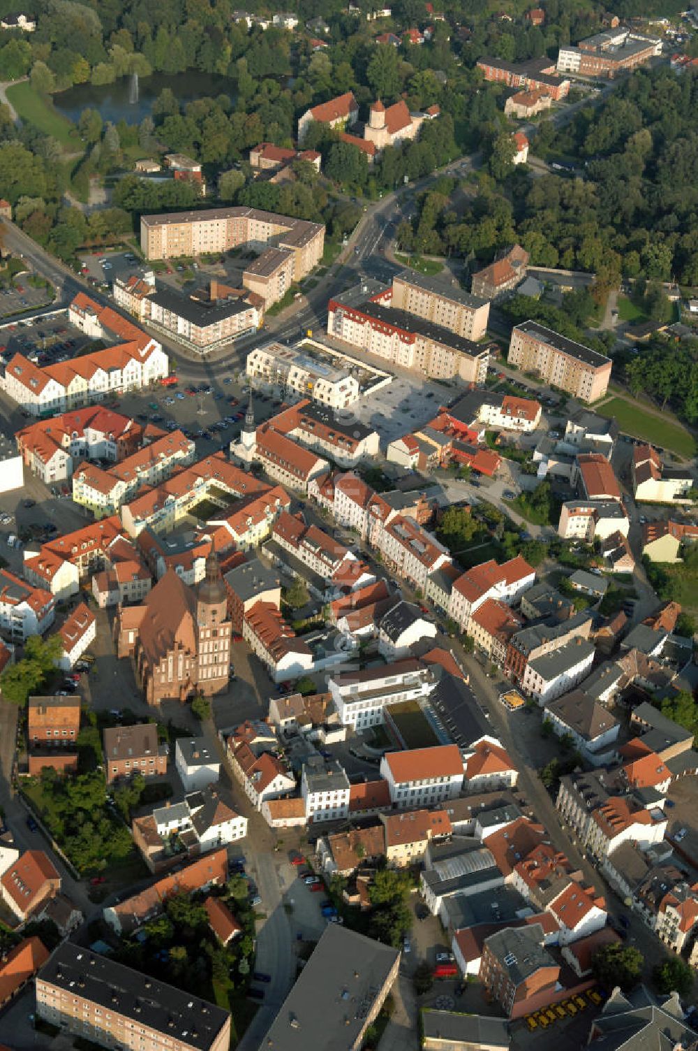 Luftaufnahme SPREMBERG - Blick auf das Wohngebiet an der Langen Straße und Am Markt mit der Kreuzkirche Spremberg