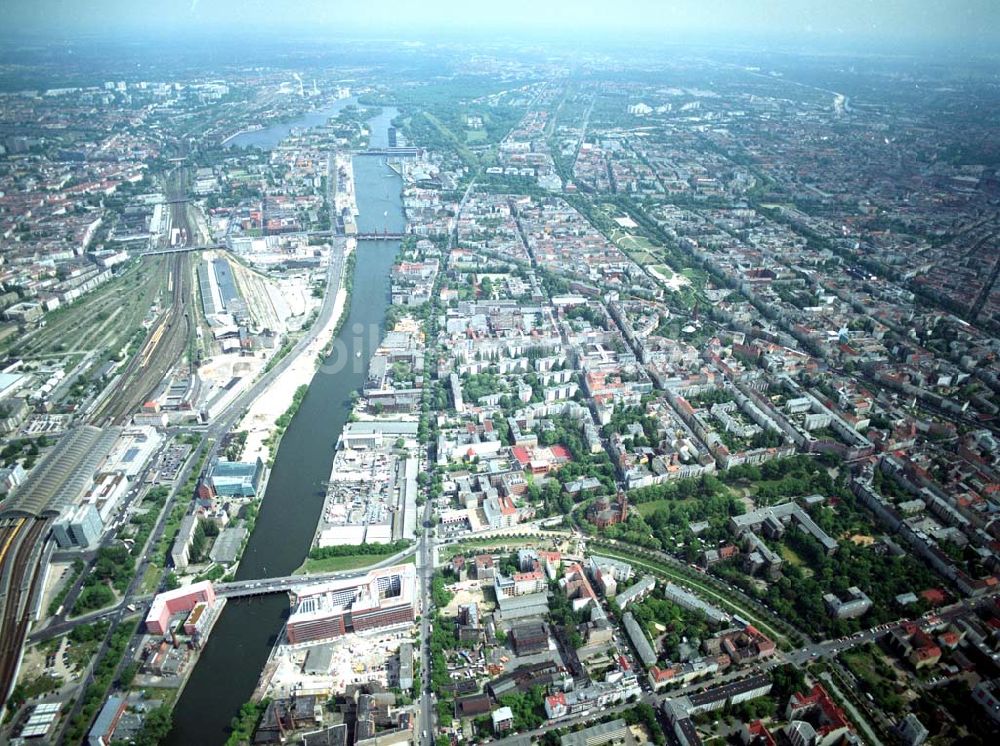 Luftaufnahme Berlin - Friedrichshain-Kreuzberg - Blick auf das Wohngebiet am Mariannenplatz am Bezirksamt Kreuzberg in Berlin Friedrichshain-Kreuzberg.