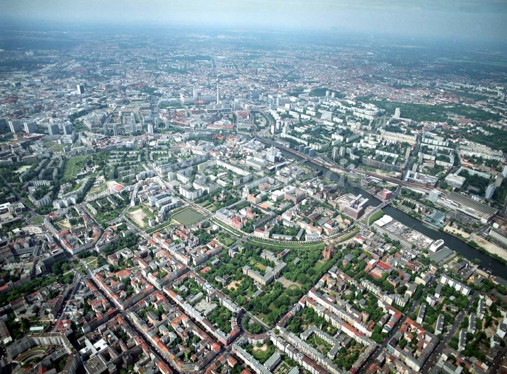 Berlin - Friedrichshain-Kreuzberg von oben - Blick auf das Wohngebiet am Mariannenplatz am Bezirksamt Kreuzberg in Berlin Friedrichshain-Kreuzberg.