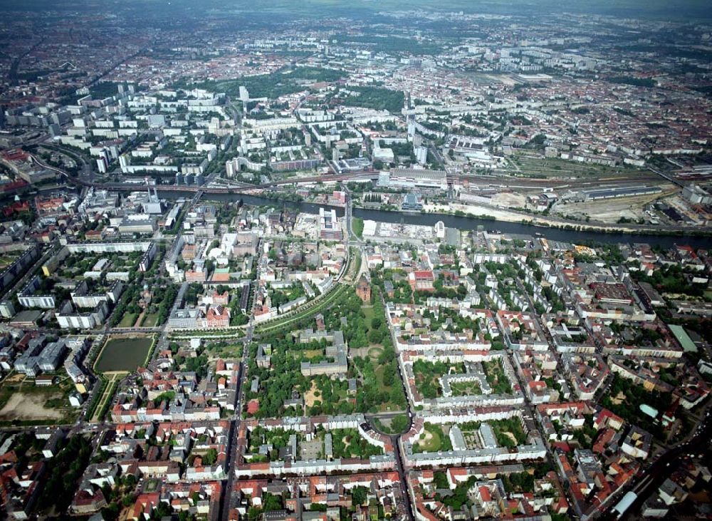 Berlin - Friedrichshain-Kreuzberg aus der Vogelperspektive: Blick auf das Wohngebiet am Mariannenplatz am Bezirksamt Kreuzberg in Berlin Friedrichshain-Kreuzberg.