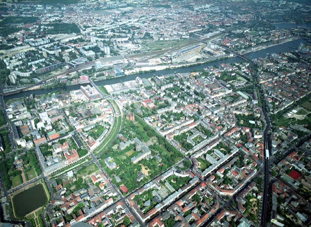 Luftbild Berlin - Friedrichshain-Kreuzberg - Blick auf das Wohngebiet am Mariannenplatz am Bezirksamt Kreuzberg in Berlin Friedrichshain-Kreuzberg.