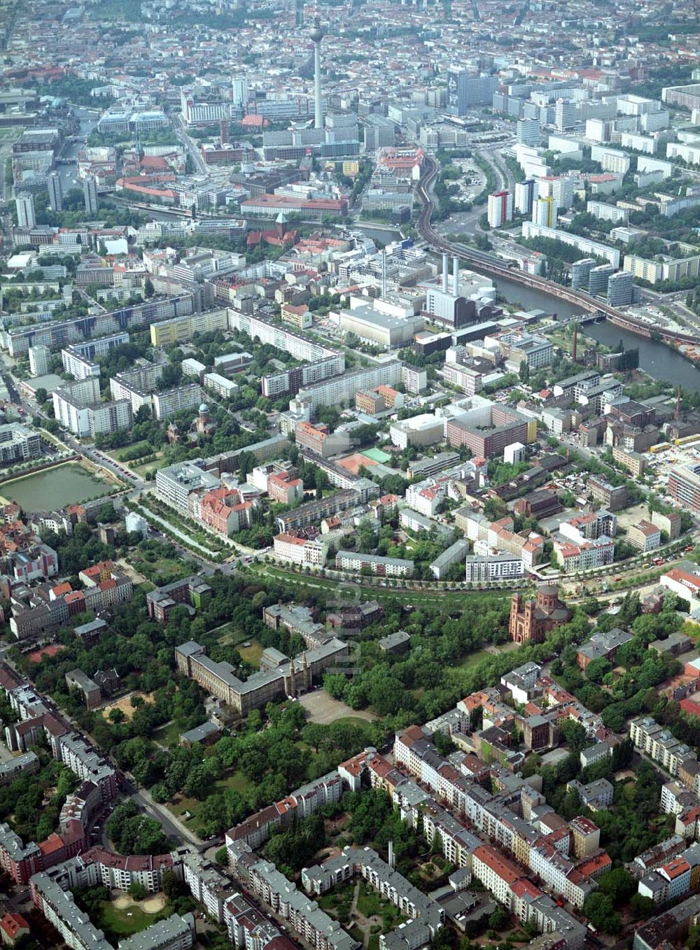 Luftaufnahme Berlin - Friedrichshain-Kreuzberg - Blick auf das Wohngebiet am Mariannenplatz am Bezirksamt Kreuzberg in Berlin Friedrichshain-Kreuzberg.