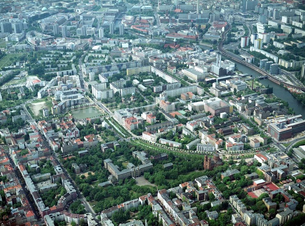 Berlin - Friedrichshain-Kreuzberg von oben - Blick auf das Wohngebiet am Mariannenplatz am Bezirksamt Kreuzberg in Berlin Friedrichshain-Kreuzberg.