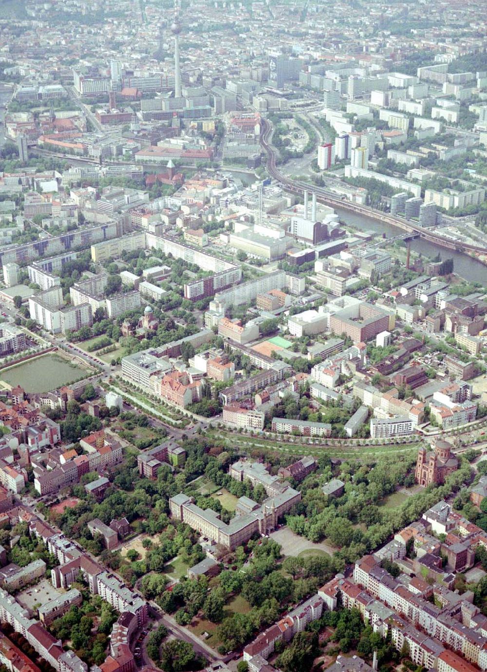 Berlin - Friedrichshain-Kreuzberg aus der Vogelperspektive: Blick auf das Wohngebiet am Mariannenplatz am Bezirksamt Kreuzberg in Berlin Friedrichshain-Kreuzberg.