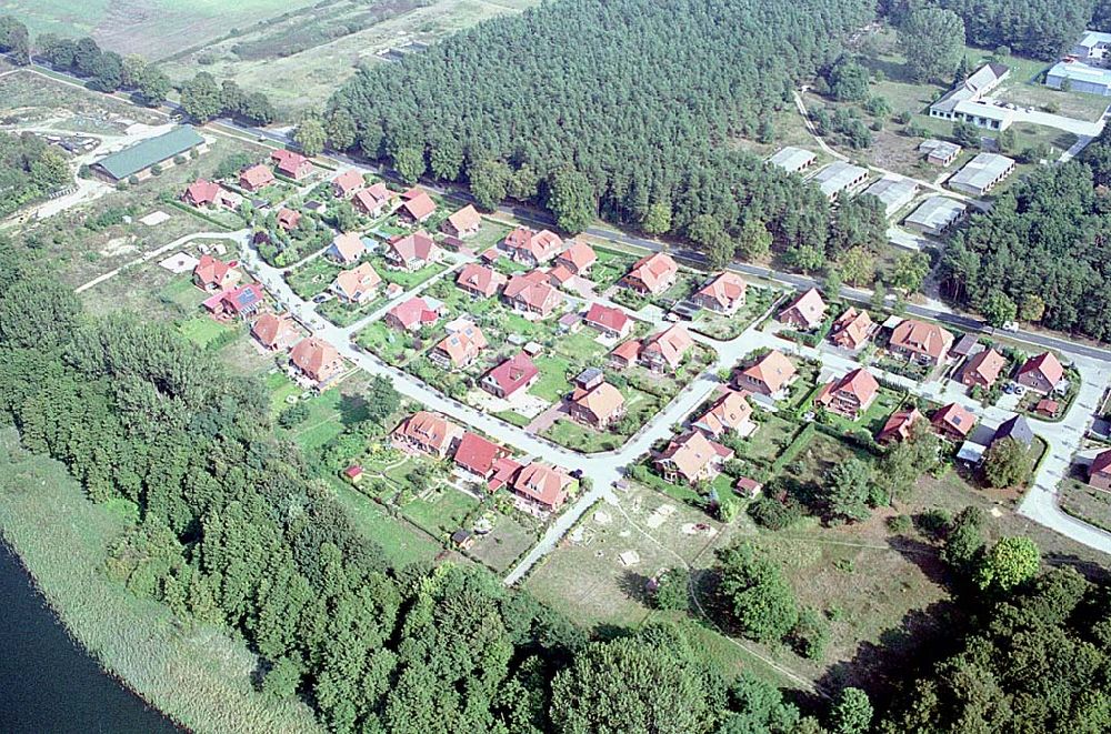 Mirow / Mecklenburg aus der Vogelperspektive: Blick auf ein Wohngebiet an der Schillerstrasse in Mirow / Mecklenburg Vorpommern 16.09.03