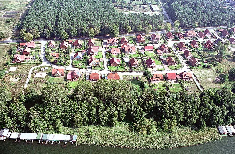 Mirow / Mecklenburg Vorpommern von oben - Blick auf ein Wohngebiet an der Schillerstrasse in Mirow / Mecklenburg Vorpommern am Mirower See 16.09.2003 16.09.03