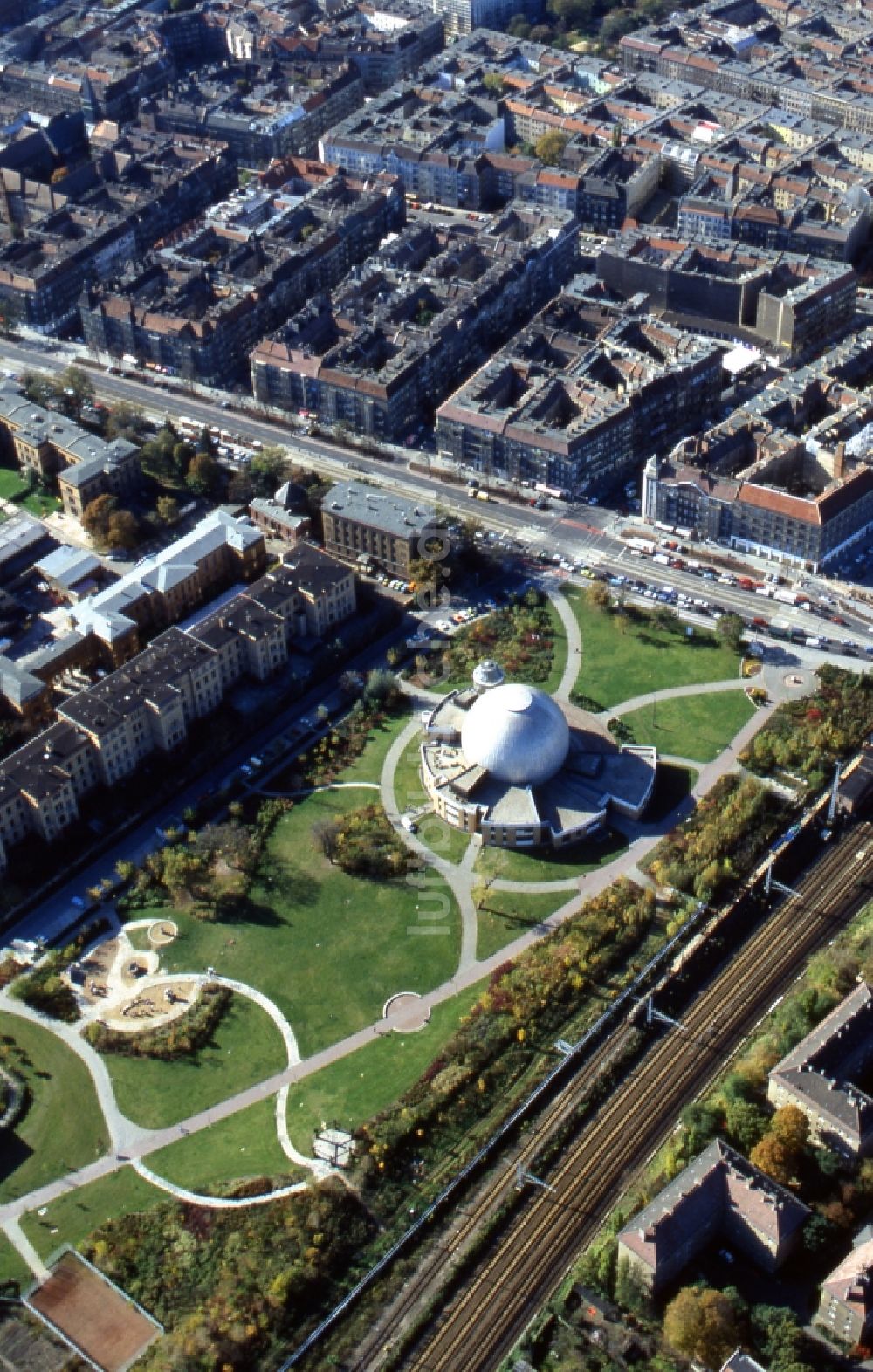 Luftbild Berlin - Blick auf das Wohngebiet am Thälmannpark im Prenzlauer Berg mit dem Zeiss-Großplanetarium in Berlin