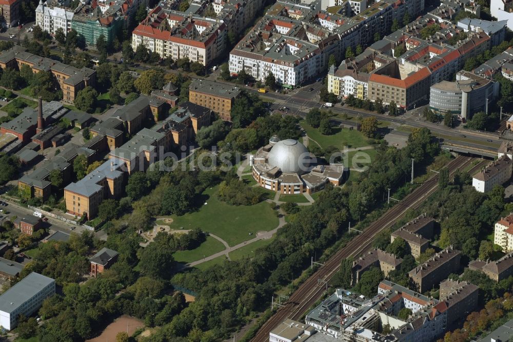 Berlin aus der Vogelperspektive: Blick auf das Wohngebiet am Thälmannpark im Prenzlauer Berg mit dem Zeiss-Großplanetarium in Berlin