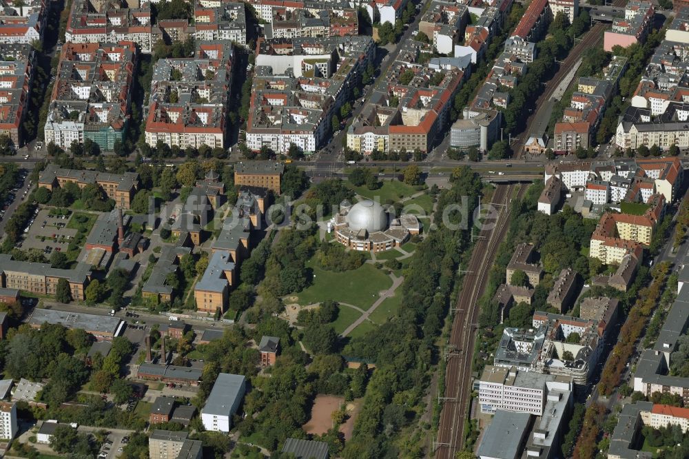 Luftbild Berlin - Blick auf das Wohngebiet am Thälmannpark im Prenzlauer Berg mit dem Zeiss-Großplanetarium in Berlin