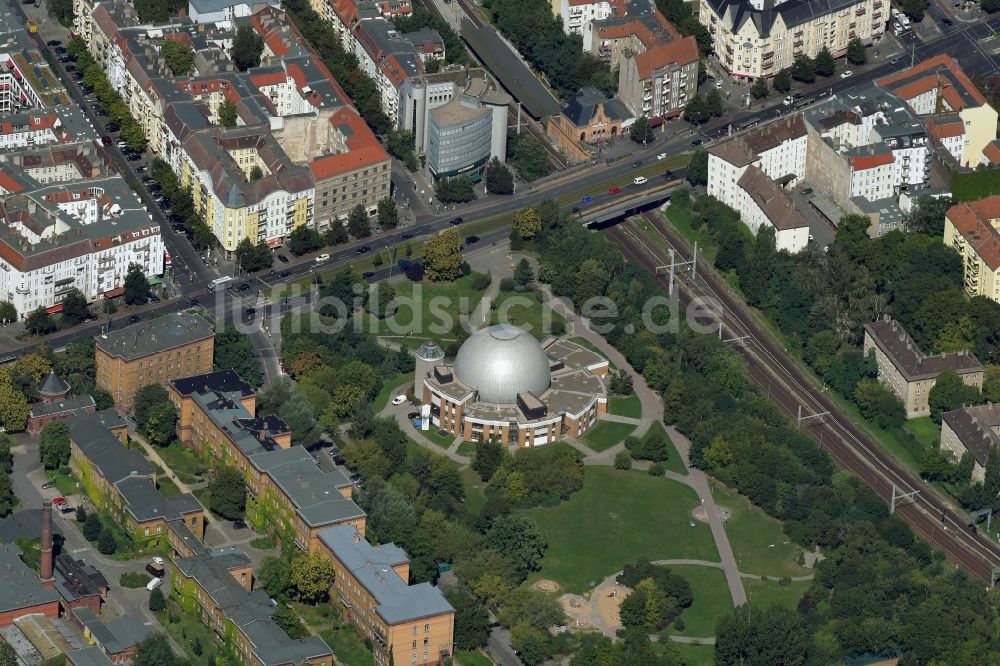 Berlin von oben - Blick auf das Wohngebiet am Thälmannpark im Prenzlauer Berg mit dem Zeiss-Großplanetarium in Berlin