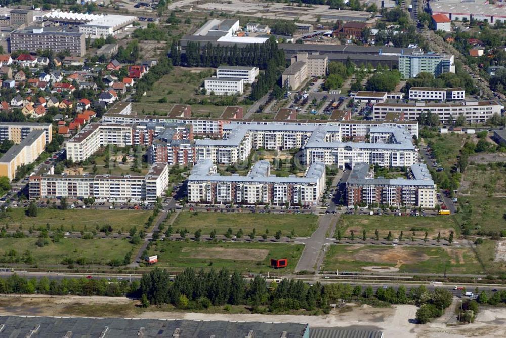 Hohenschönhausen aus der Vogelperspektive: Blick auf Wohngebiet Weiße Taube ander Landsberger Allee in Berlin