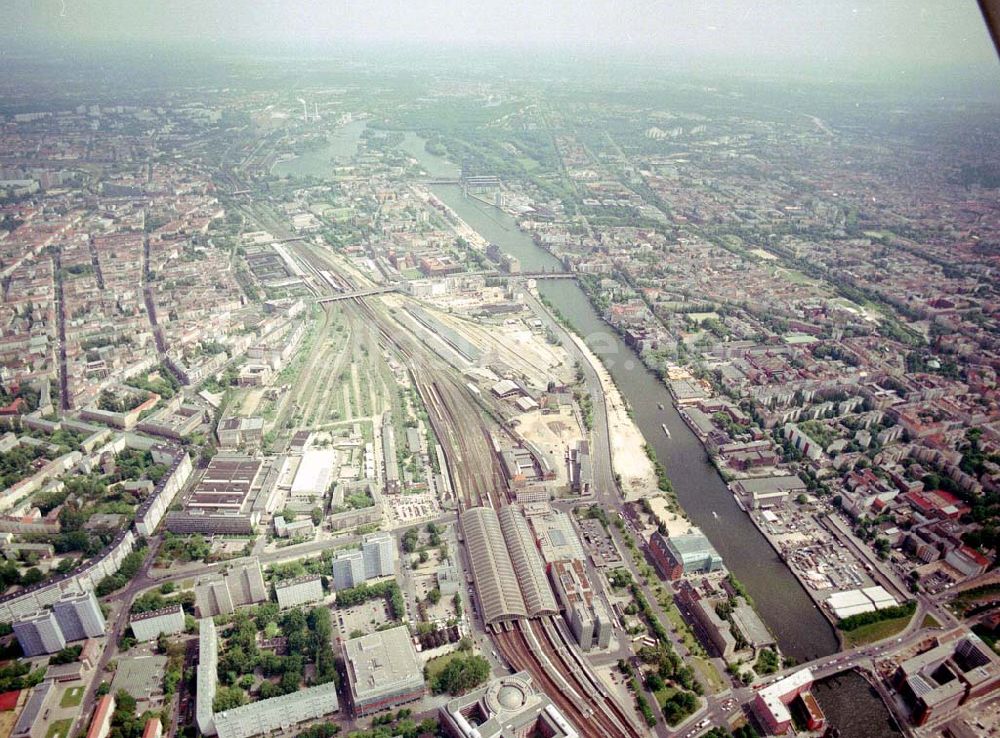 Luftbild Berlin - Friedrichshain - Blick auf die Wohngebiete am Bahnhof Ostbahnhof