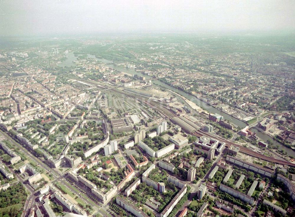 Berlin - Friedrichshain von oben - Blick auf die Wohngebiete am Bahnhof Ostbahnhof