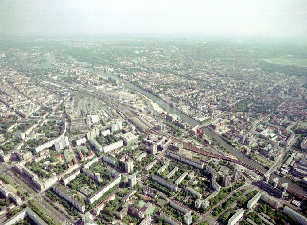 Berlin - Friedrichshain aus der Vogelperspektive: Blick auf die Wohngebiete am Bahnhof Ostbahnhof