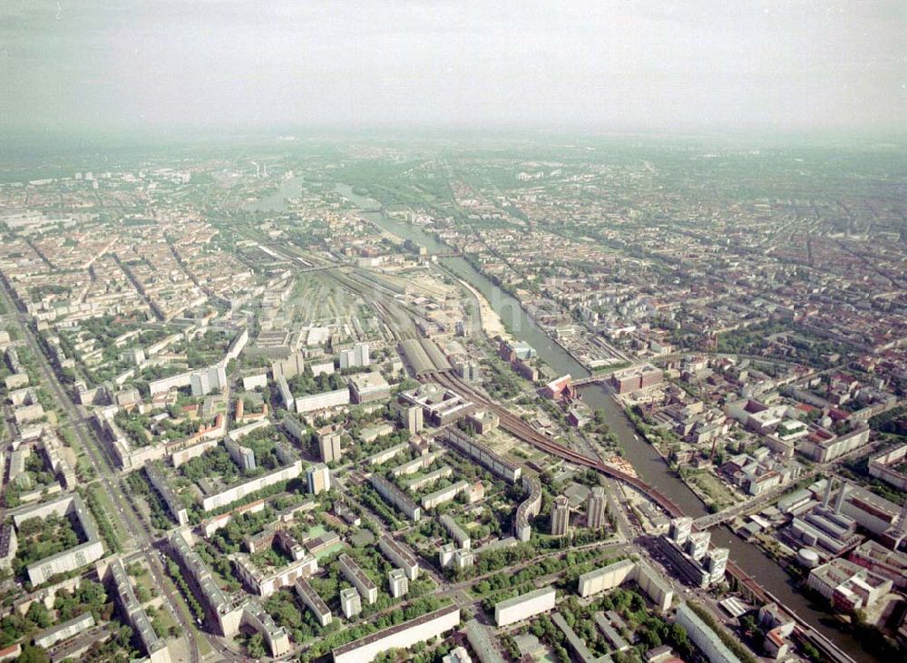 Luftaufnahme Berlin - Friedrichshain - Blick auf die Wohngebiete am Bahnhof Ostbahnhof