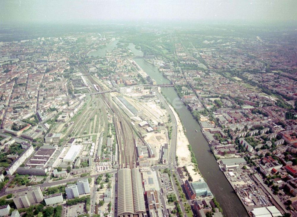 Luftbild Berlin - Friedrichshain - Blick auf die Wohngebiete am Bahnhof Ostbahnhof