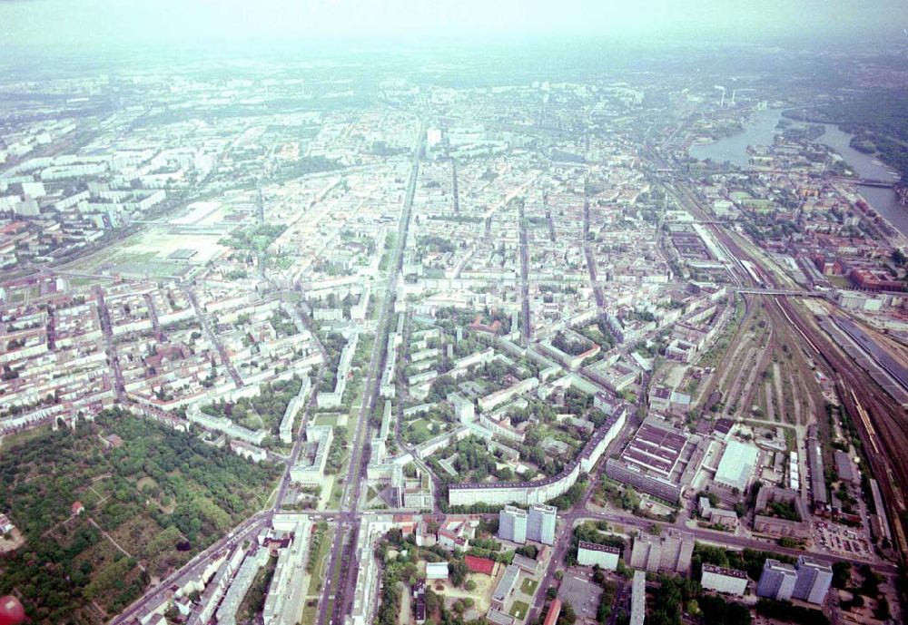 Berlin - Friedrichshain aus der Vogelperspektive: Blick auf die Wohngebiete am Bahnhof Ostbahnhof