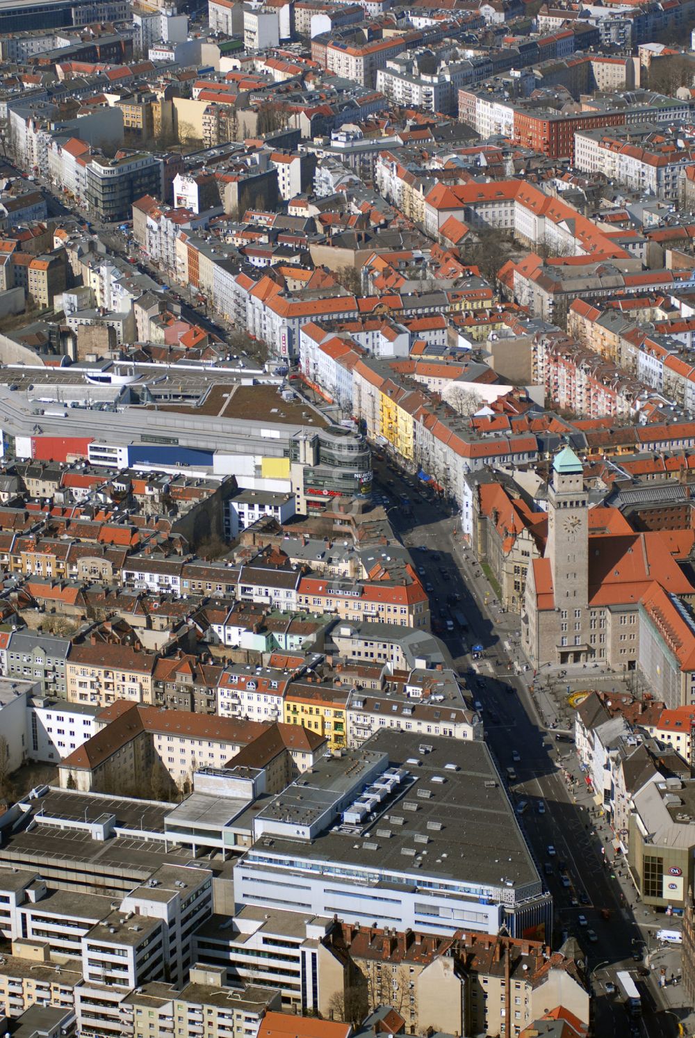 Berlin von oben - Blick auf die Wohngebiete an der Karl-Marx-Strasse in Neukölln am Rathaus.