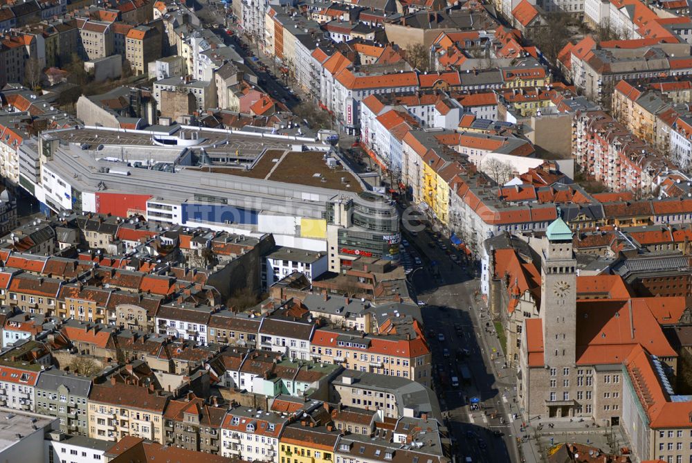 Berlin aus der Vogelperspektive: Blick auf die Wohngebiete an der Karl-Marx-Strasse in Neukölln am Rathaus.