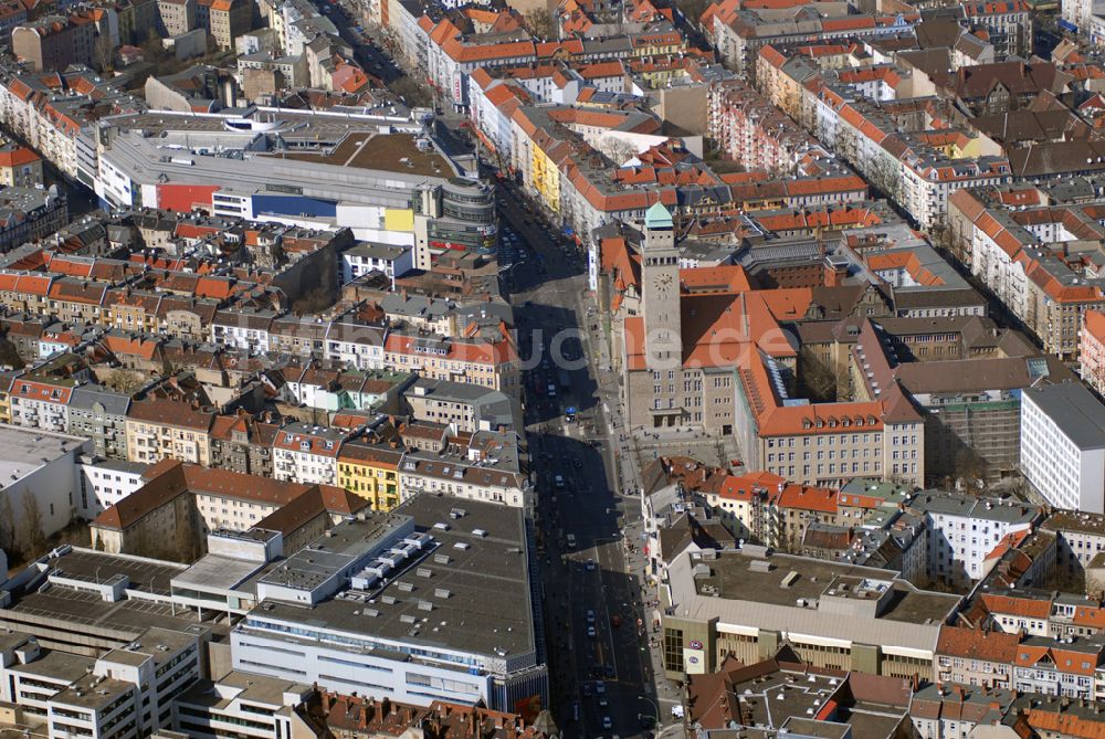 Luftbild Berlin - Blick auf die Wohngebiete an der Karl-Marx-Strasse in Neukölln am Rathaus.