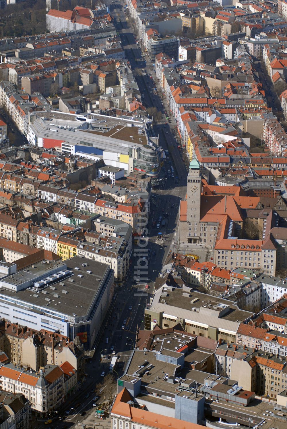 Luftaufnahme Berlin - Blick auf die Wohngebiete an der Karl-Marx-Strasse in Neukölln am Rathaus.