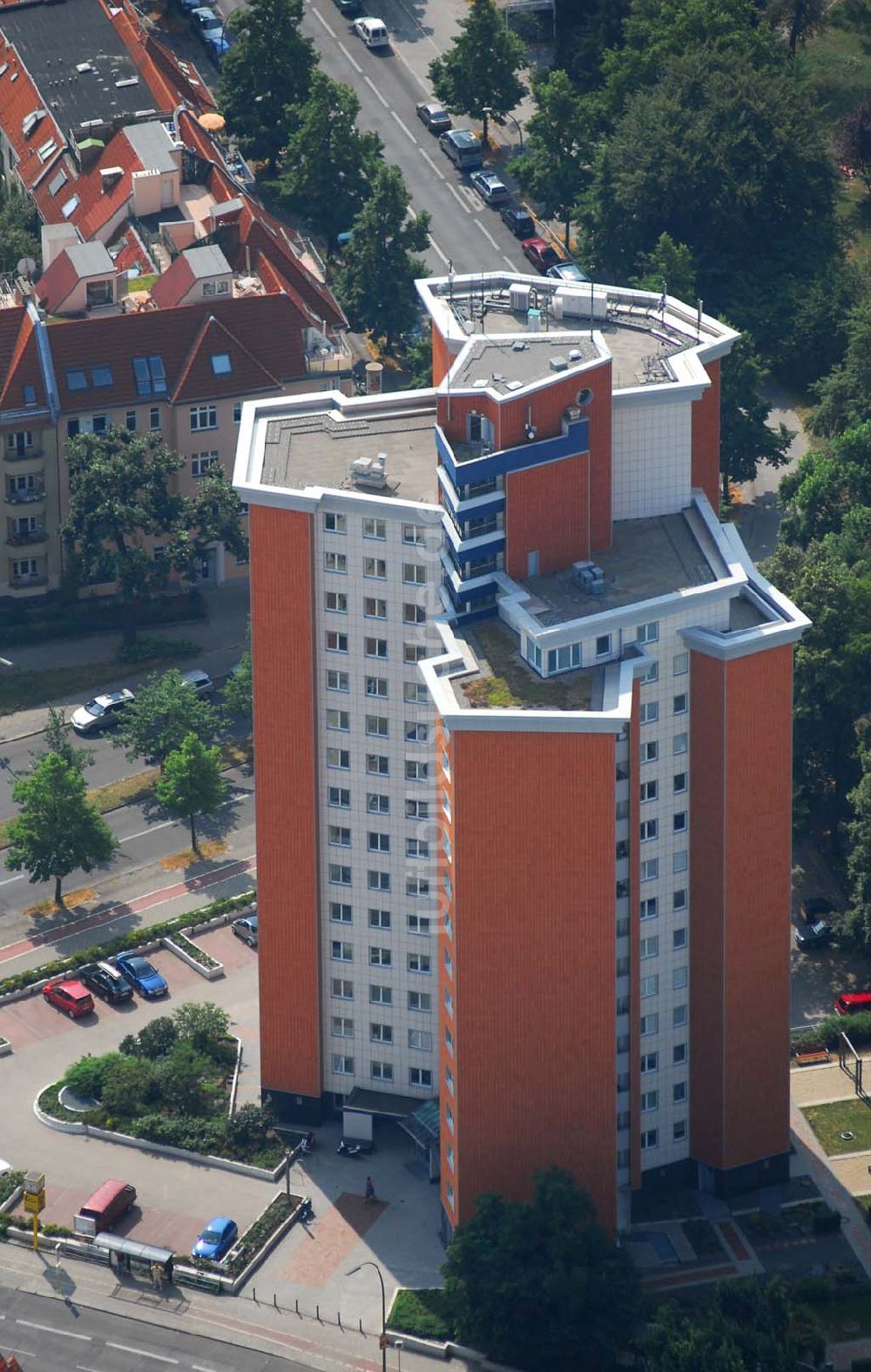 Luftbild Berlin - Blick auf ein Wohnhaus in der Albrechtstraße/Ecke Bismarckstraße in Berlin-Steglitz