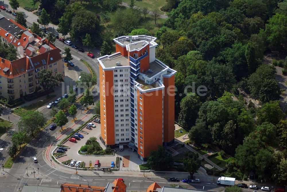 Luftaufnahme Berlin - Blick auf ein Wohnhaus in der Albrechtstraße/Ecke Bismarckstraße in Berlin-Steglitz